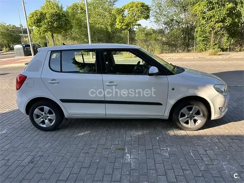 Usado Skoda Fabia Ambition 90 CV (66 kW) 2012 Blanco Berlina