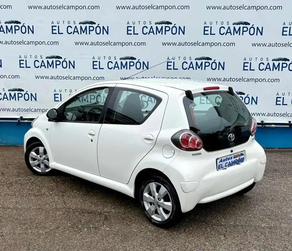 Usado Toyota Aygo City 68 CV (50 kW) 2014 Blanco Utilitario