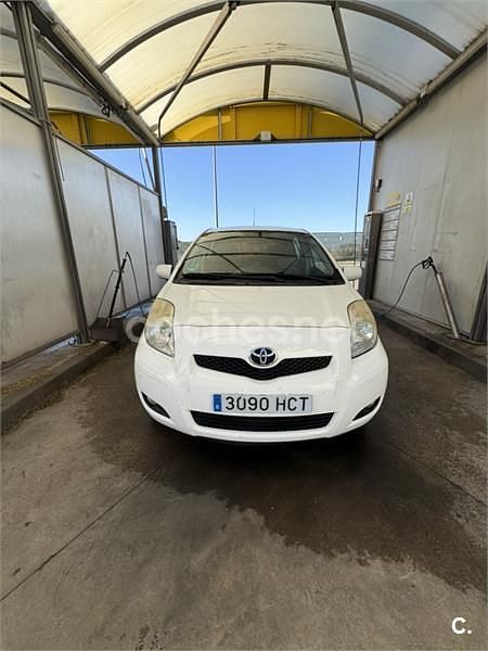 Blanco Usado 2011 Toyota Yaris Live Berlina | 5800 € (Precio justo) - Imagen 1/4