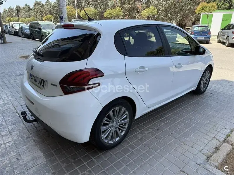 Usado Peugeot 208 Active 82 CV (60 kW) 2017 Blanco Utilitario