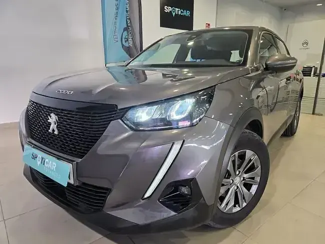 Usado Peugeot 2008 Active 110 CV (80 kW) 2021 Gris / plata SUV