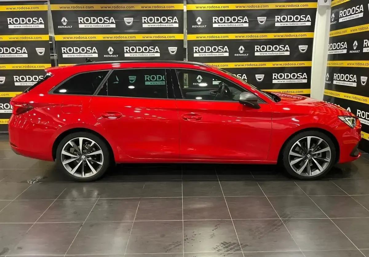 Usado Seat Leon FR 150 CV (110 kW) 2020 Rojo Familiar