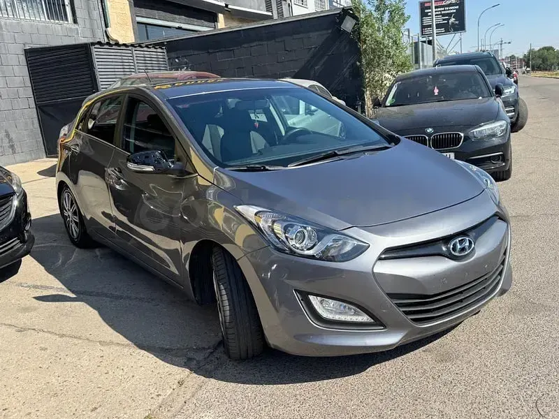 Usado Hyundai i30 Style 135 CV (99 kW) 2013 Gris / plata Berlina