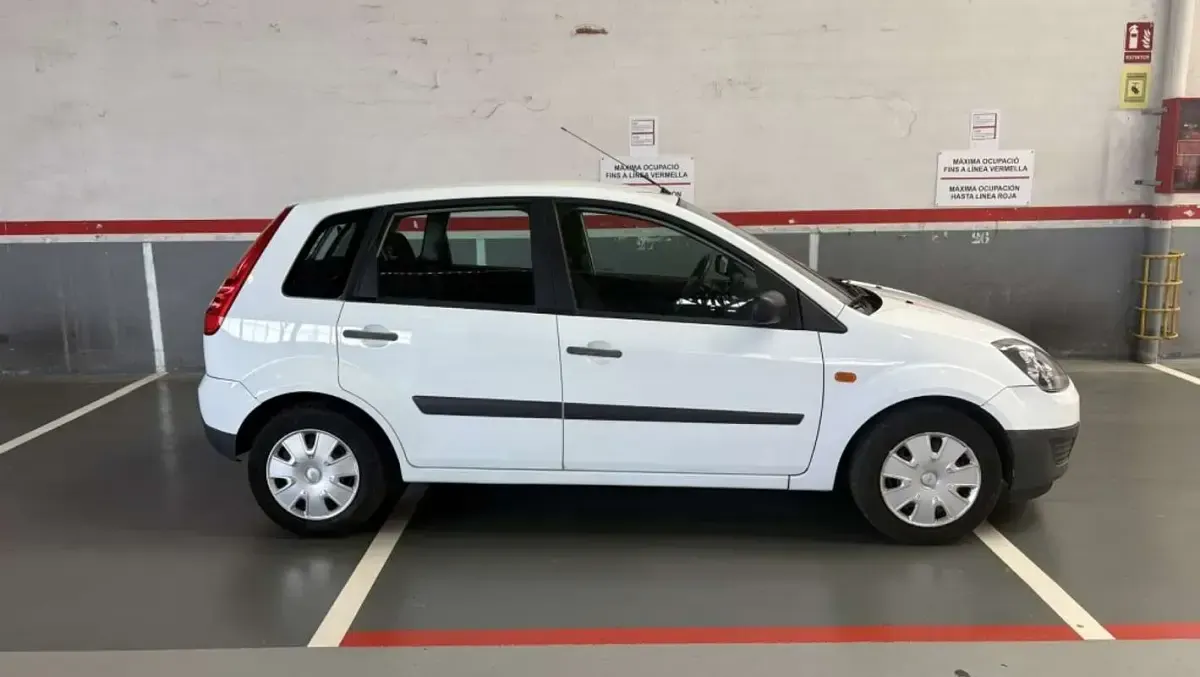 Usado Ford Fiesta Ambiente 69 CV (50 kW) 2007 Blanco Utilitario