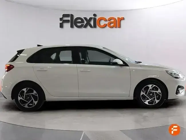 Usado Hyundai i30 100 CV (73 kW) 2024 Blanco Berlina