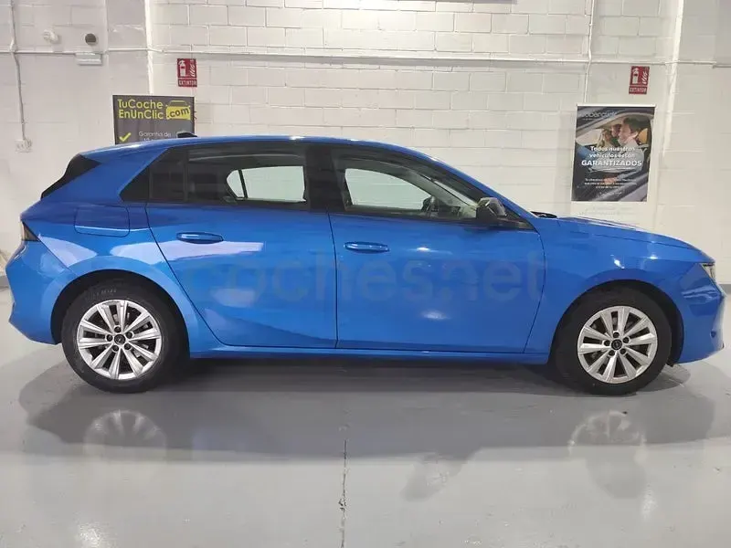 Usado Opel Astra Edition 110 CV (80 kW) 2023 Azul Utilitario