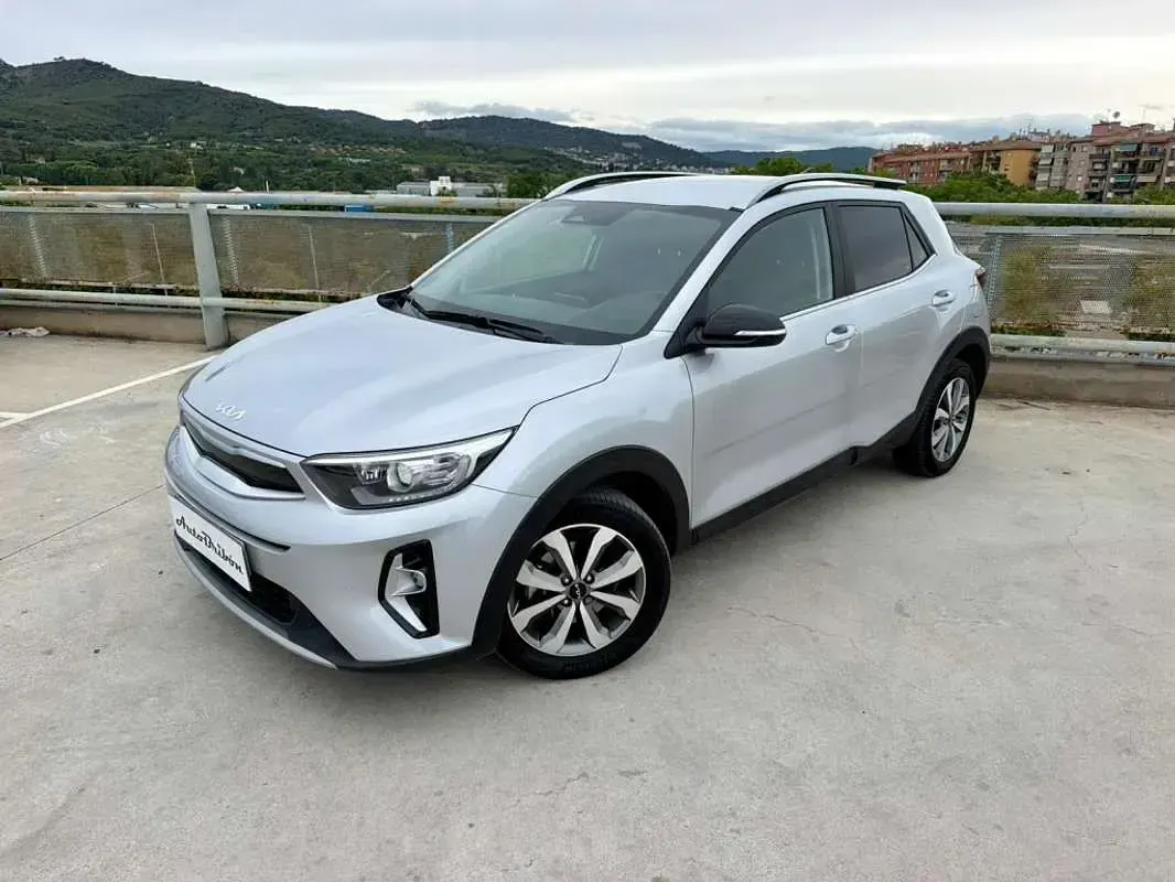 Usado Kia Stonic 101 CV (74 kW) 2022 Plateado SUV