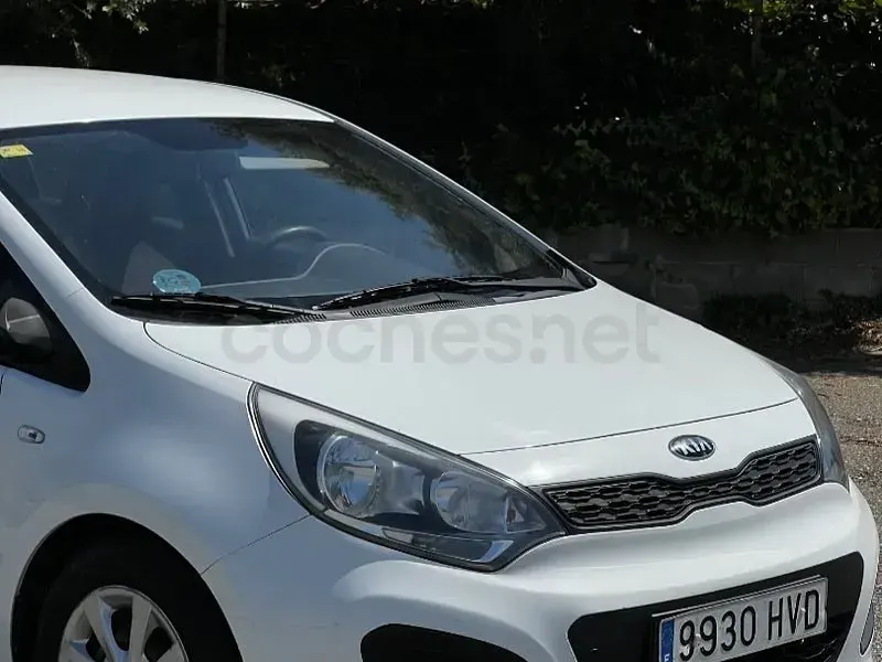 Usado Kia Rio 85 CV (62 kW) 2014 Blanco Berlina