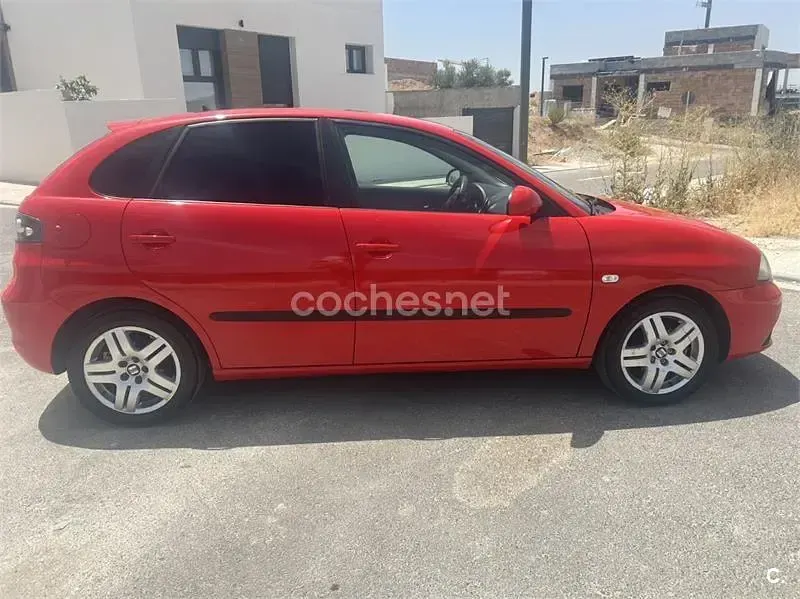 Usado Seat Ibiza Stella 100 CV (73 kW) 2002 Rojo Utilitario