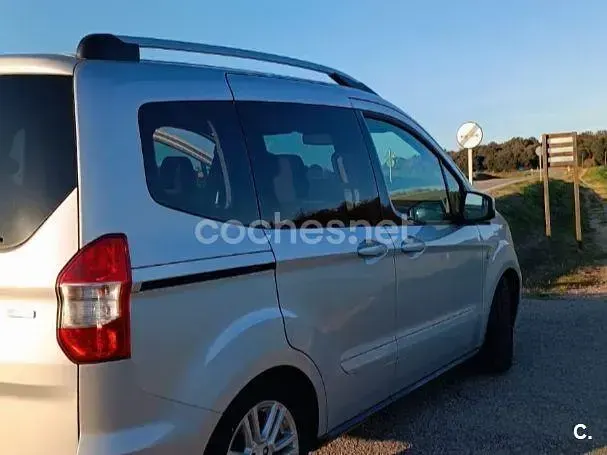 Usado Ford Tourneo Courier Titanium 100 CV (73 kW) 2015 Blanco Monovolumen