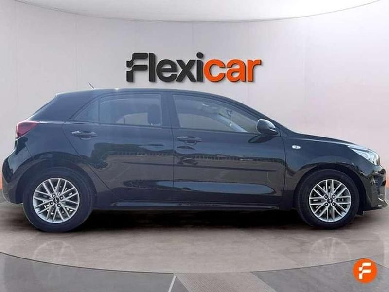 Usado Kia Rio 101 CV (74 kW) 2023 Negro Berlina