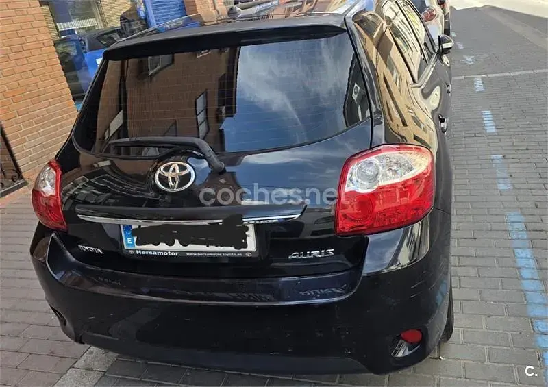 Usado Toyota Auris Active 90 CV (66 kW) 2013 Negro Berlina