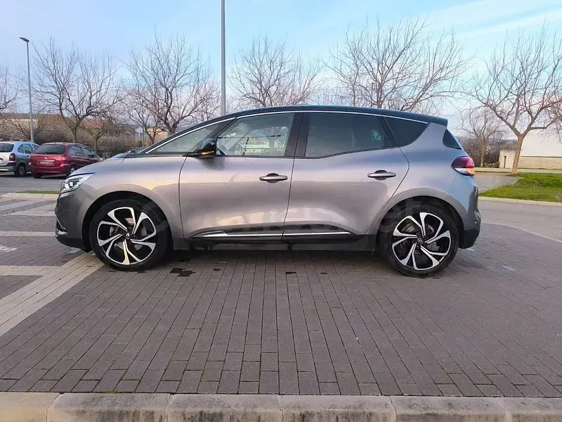Usado Renault Scénic Edition One 130 CV (95 kW) 2017 Gris / plata Monovolumen