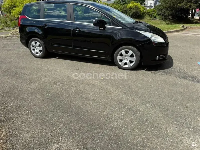 Usado Peugeot 5008 Allure 115 CV (84 kW) 2011 Negro Monovolumen
