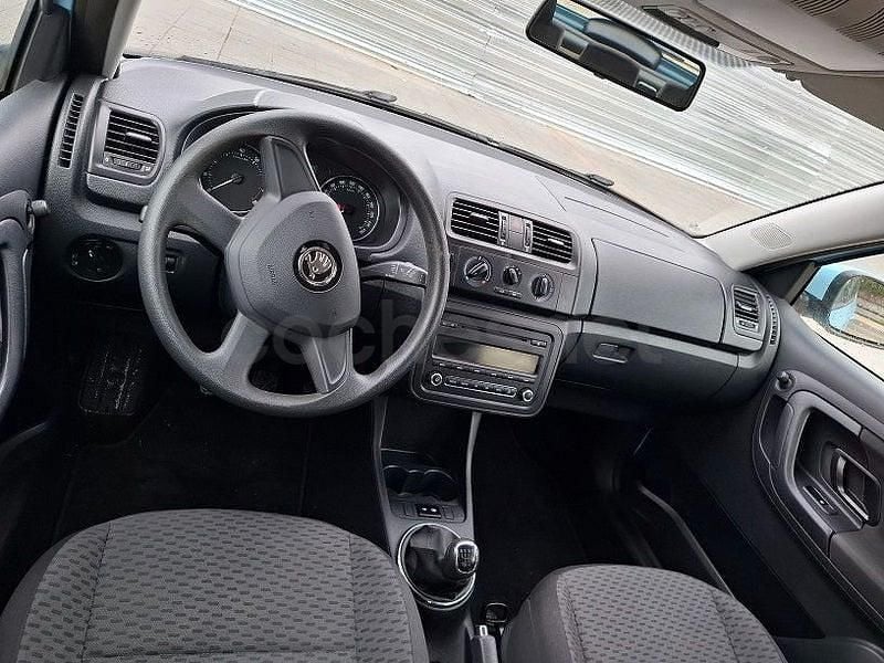 Usado Skoda Fabia 69 CV (50 kW) 2014 Azul Berlina