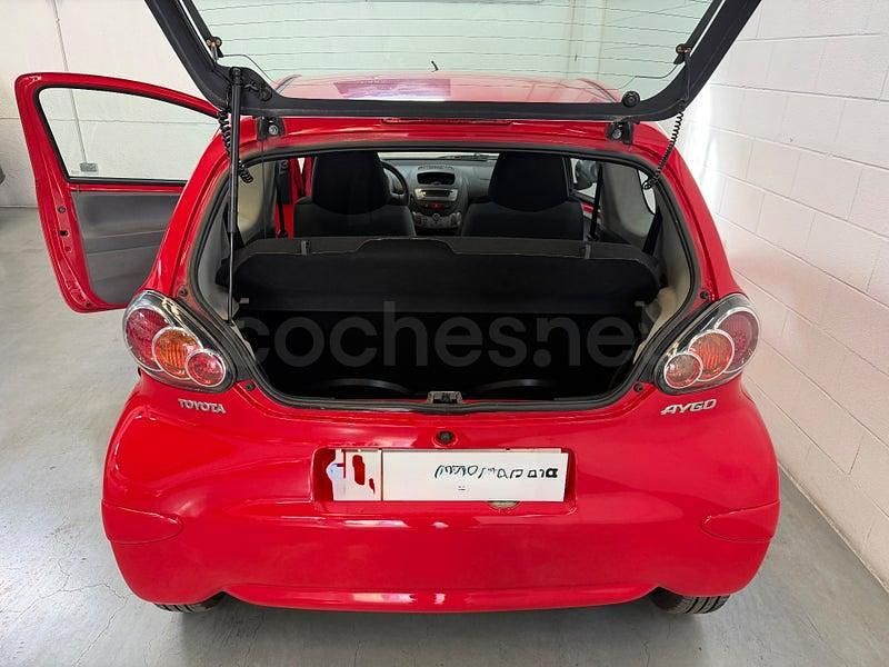 Usado Toyota Aygo 68 CV (50 kW) 2010 Rojo Utilitario