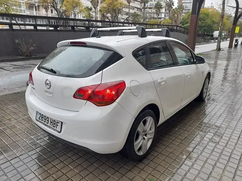 Usado Opel Astra Essentia 100 CV (73 kW) 2010 Blanco Berlina