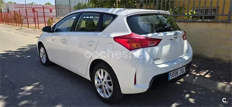 Usado Toyota Auris Active 132 CV (97 kW) 2015 Blanco Berlina