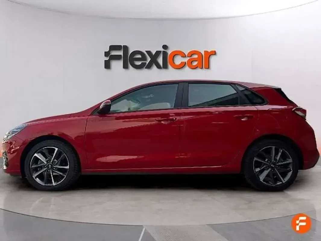 Usado Hyundai i30 110 CV (80 kW) 2022 Rojo Utilitario