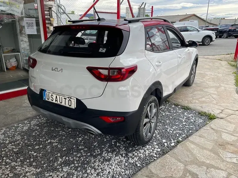 Usado Kia Stonic 84 CV (61 kW) 2023 Blanco SUV