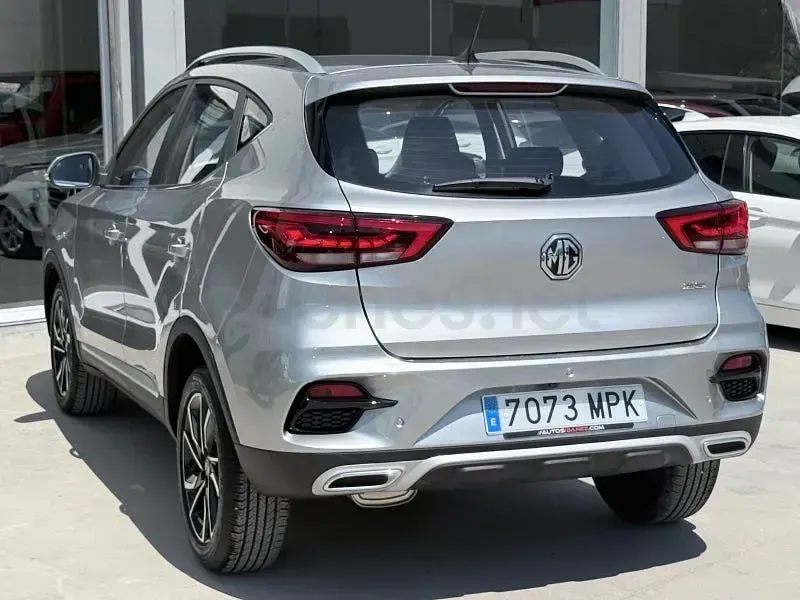 Usado MG ZS Luxury 106 CV (77 kW) 2024 Gris / plata SUV