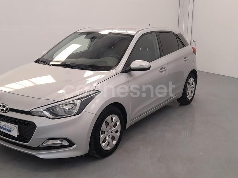 Usado Hyundai i20 GO! 75 CV (55 kW) 2015 Gris / plata Berlina