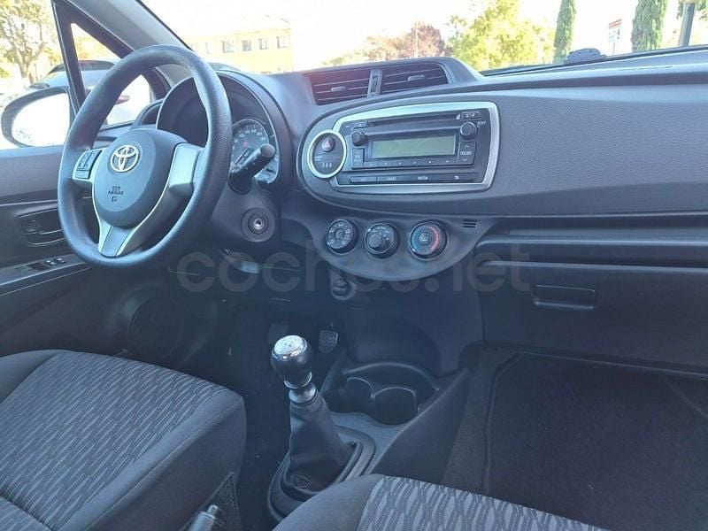 Usado Toyota Yaris City 90 CV (66 kW) 2012 Rojo Utilitario
