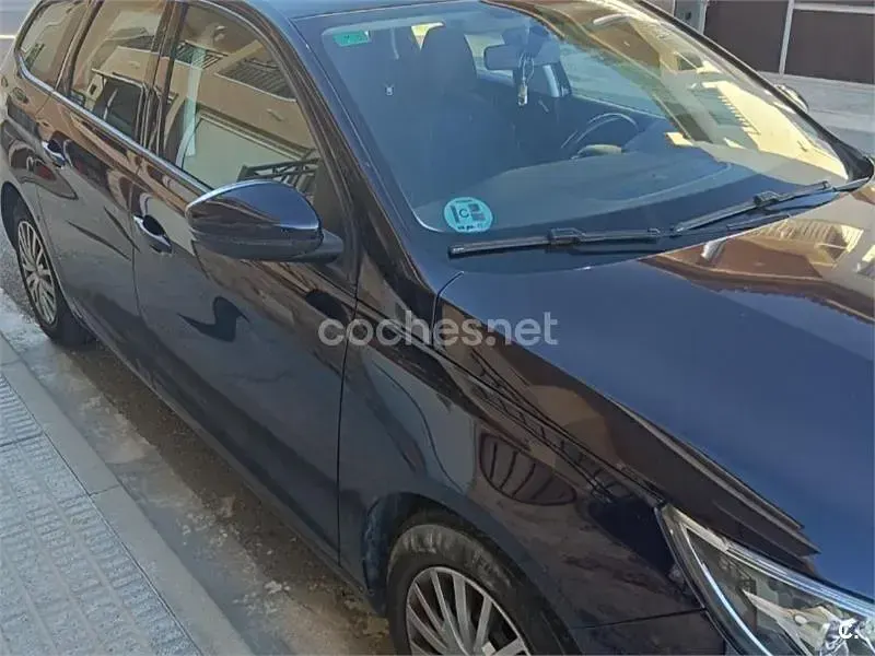 Usado Peugeot 308 SW Active 120 CV (88 kW) 2017 Azul Familiar