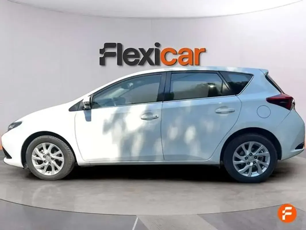 Usado Toyota Auris Active 116 CV (85 kW) 2018 Blanco Utilitario