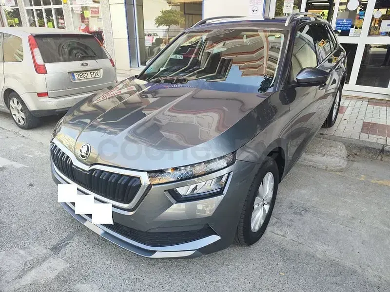 Usado Skoda Kamiq Ambition 110 CV (80 kW) 2022 Gris / plata SUV