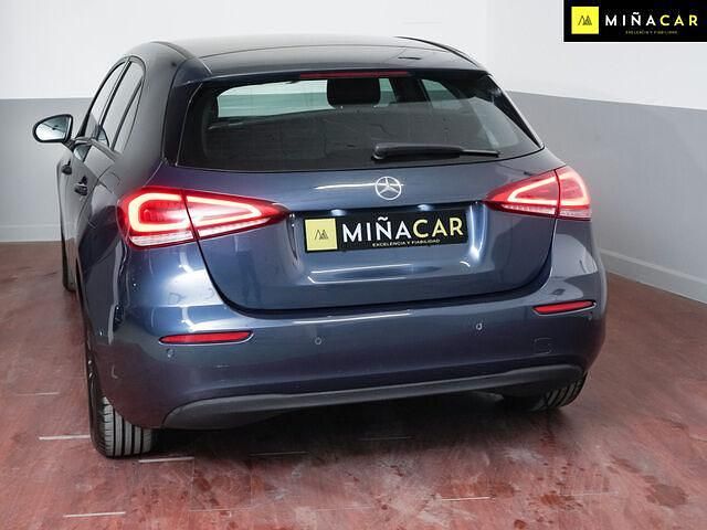Usado Mercedes A180 116 CV (85 kW) 2021 Azul Utilitario