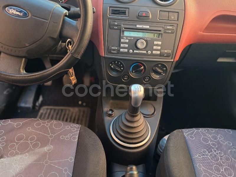 Usado Ford Fiesta Ambiente 68 CV (50 kW) 2007 Rojo Berlina
