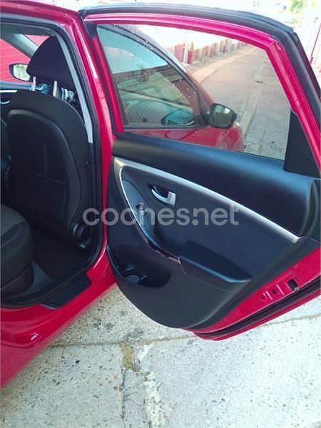 Rojo Usado 2014 Hyundai i30 GO! Berlina | 5990 € (Buen precio) - Imagen 1/4