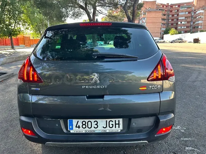 Usado Peugeot 3008 Style 120 CV (88 kW) 2015 Gris / plata Familiar