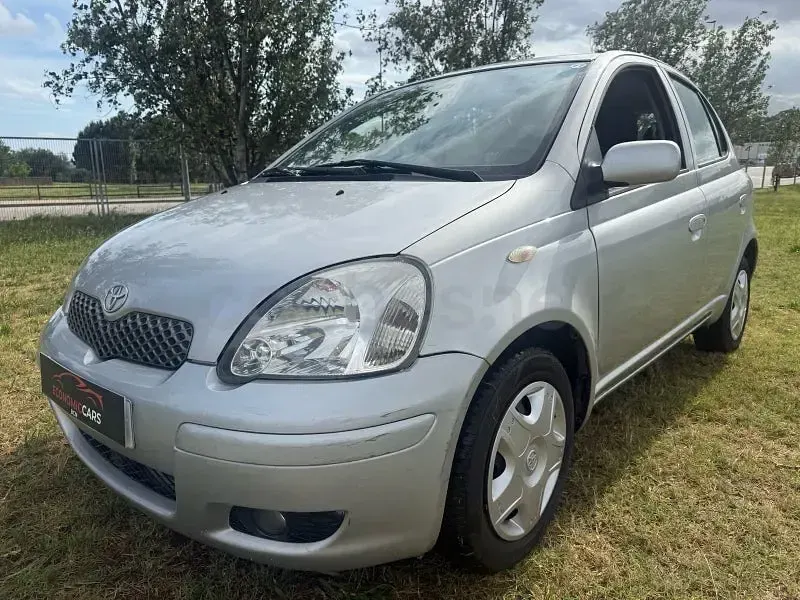 Usado Toyota Yaris Sol 87 CV (63 kW) 2005 Gris / plata Berlina