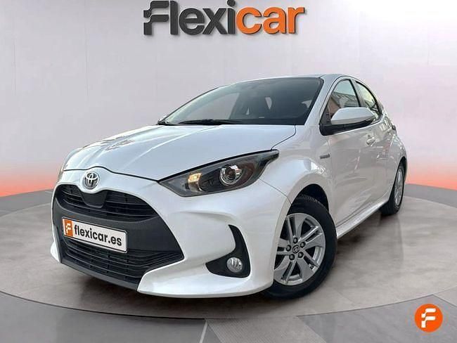Usado Toyota Yaris Hybrid Active 116 CV (85 kW) 2020 Blanco Berlina