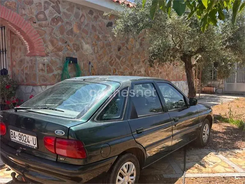Usado Ford Escort 89 CV (65 kW) 1992 Verde Berlina