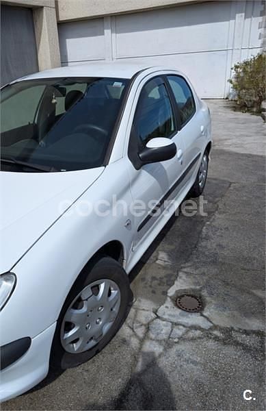Usado Peugeot 206 70 CV (51 kW) 2005 Blanco Berlina