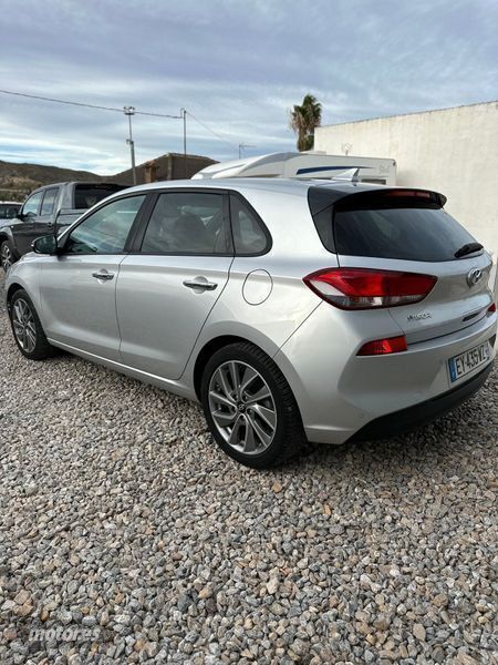 Usado Hyundai i30 136 CV (100 kW) 2018 Gris Berlina