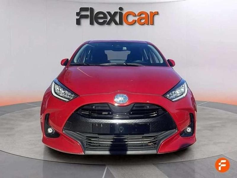 Usado Toyota Yaris Hybrid Active 116 CV (85 kW) 2023 Rojo Utilitario