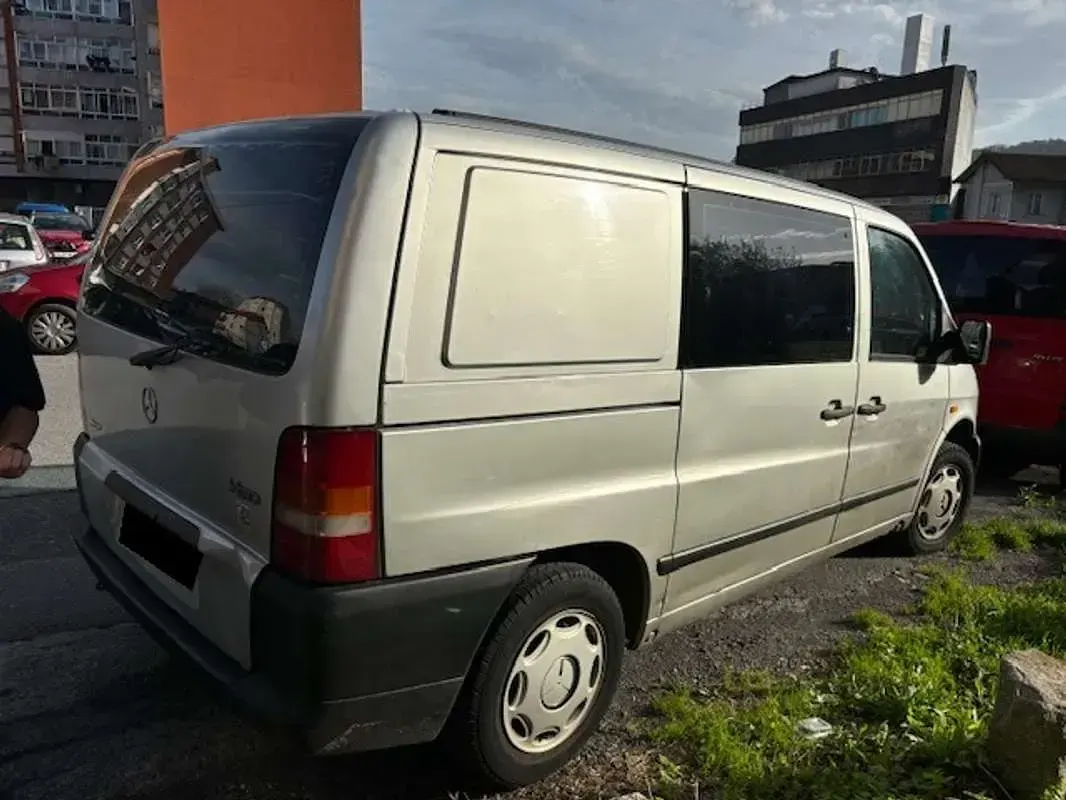 Usado Mercedes Vito 122 CV (89 kW) 2000 Gris Van