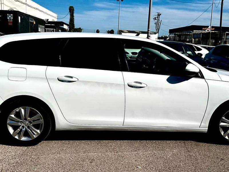 Usado Peugeot 308 SW Active 100 CV (73 kW) 2018 Blanco Familiar