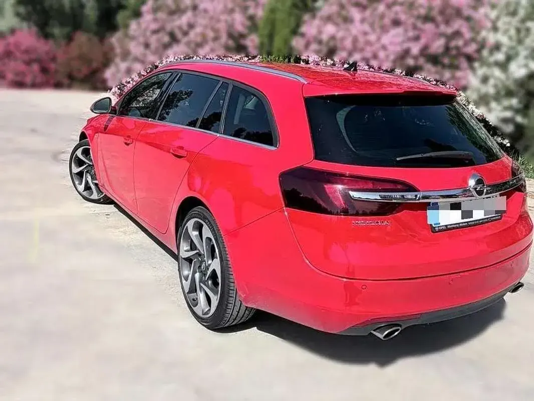 Usado Opel Insignia Sportive 250 CV (183 kW) 2015 Rojo Familiar
