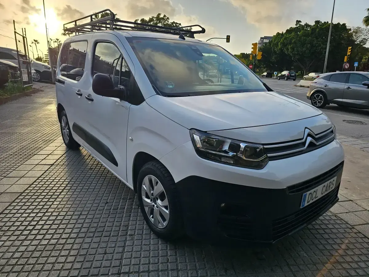 Usado Citroën Berlingo Feel 100 CV (73 kW) 2021 Blanco Monovolumen