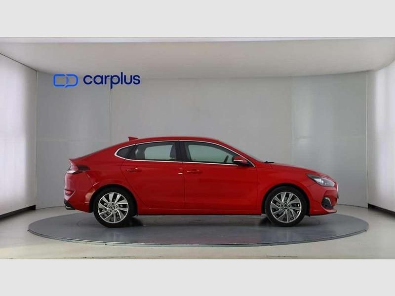 Usado Hyundai i30 120 CV (88 kW) 2018 Rojo Berlina