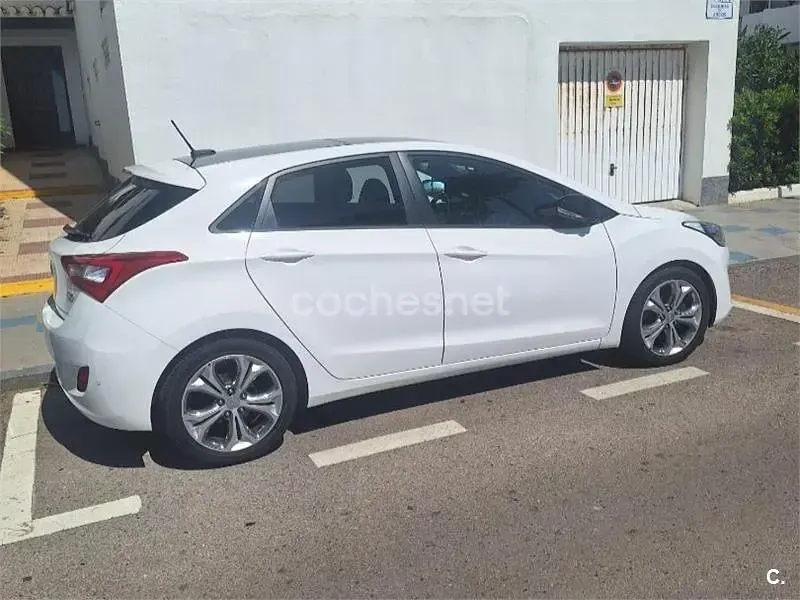Usado Hyundai i30 GO! 110 CV (80 kW) 2014 Blanco Berlina