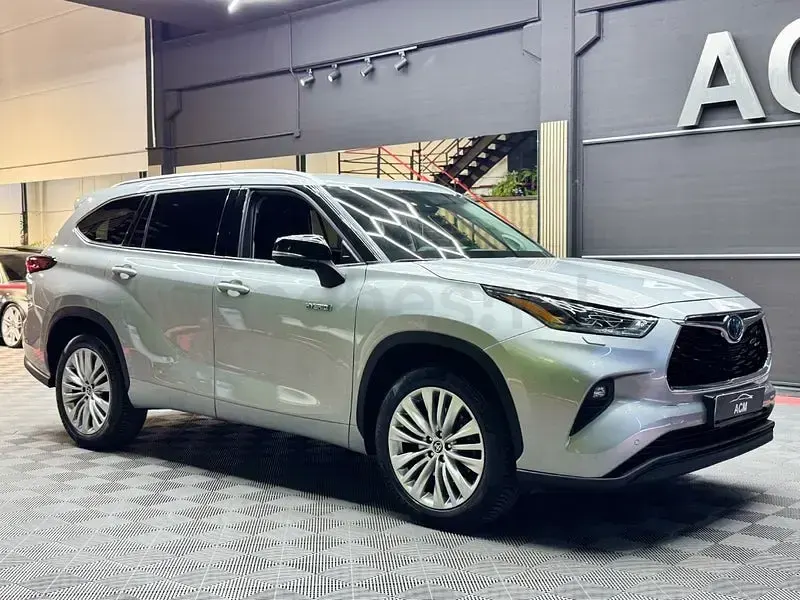 Usado Toyota Highlander Luxury 246 CV (180 kW) 2022 Gris / plata SUV