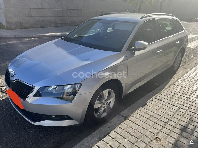 Usado Skoda Superb Ambition 150 CV (110 kW) 2019 Gris / plata Familiar