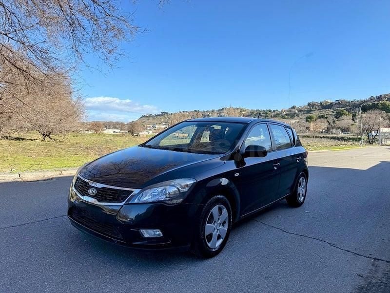Usado Kia Ceed 90 CV (66 kW) 2011 Negro Utilitario