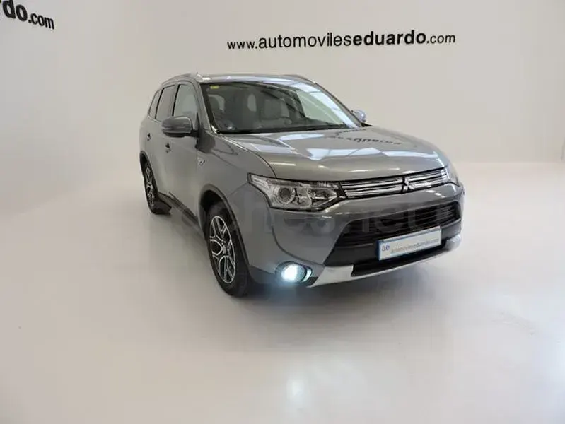 Usado Mitsubishi Outlander P-HEV 203 CV (149 kW) 2015 Gris / plata SUV